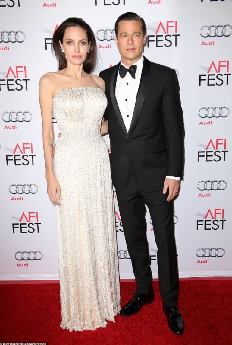 Angelina Jolie luôn chơi đẹp với các chồng cũ, ngoại trừ... Brad Pitt - 7