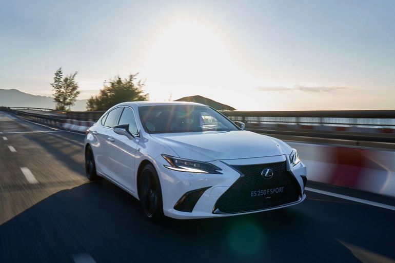 Lexus đưa thương hiệu F và dòng xe F Sport về Việt Nam, giá từ 2,56 tỷ đồng - 1 Lexus đưa thương hiệu F và dòng xe F Sport về Việt Nam, giá từ 2,56 tỷ đồng - 1