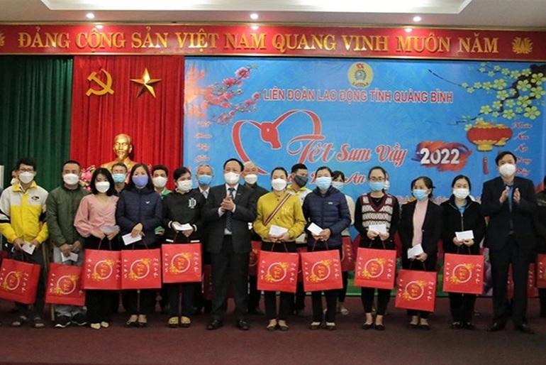 Trao hàng ngàn suất quà Tết đến người lao động có hoàn cảnh khó khăn - 1 Trao hàng ngàn suất quà Tết đến người lao động có hoàn cảnh khó khăn - 1