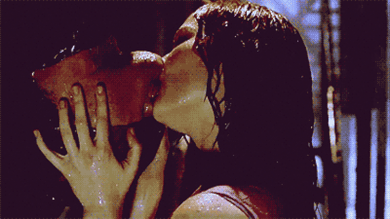 Kirsten Dunst tiết lộ bí mật đằng sau nụ hôn treo ngược đẹp nhất màn ảnh - 1