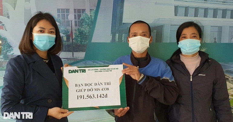 trao quà_bạch mai_hương hồng.jpeg trao quà_bạch mai_hương hồng.jpeg
