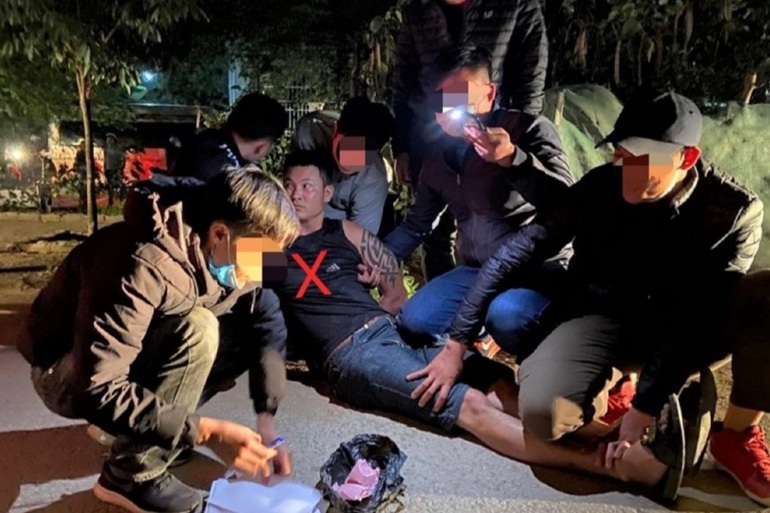Bắt 2 đối tượng buôn ma túy, phát hiện thêm nhiều hàng nóng - 1 Bắt 2 đối tượng buôn ma túy, phát hiện thêm nhiều hàng nóng - 1