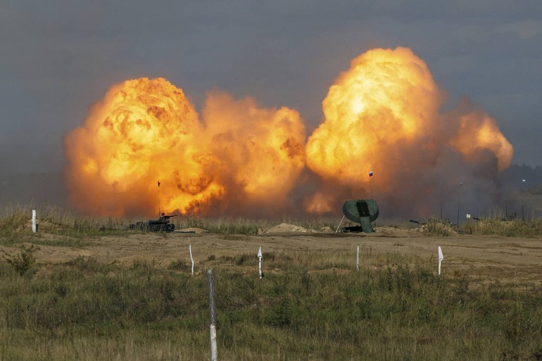 Mỹ cảnh báo giáng đòn đau đớn nếu Nga động binh gần Ukraine - 1