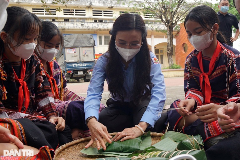 Tết sớm đến với học sinh đồng bào dân tộc thiểu số - 4