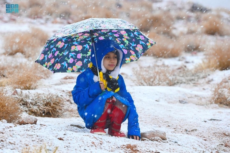 Tuyết rơi bất thường, phủ trắng xóa ở vùng đất khô nóng nhất thế giới - 4