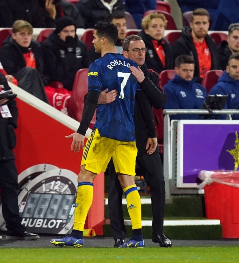 C.Ronaldo giận dữ, ném áo xuống đất sau khi bị thay ra - 1
