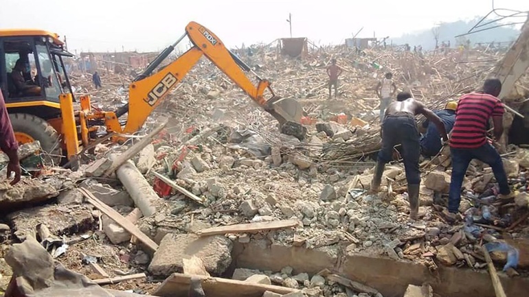 Xe phát nổ, 17 người chết, nhiều nhà bị san phẳng ở Ghana - 1 Xe phát nổ, 17 người chết, nhiều nhà bị san phẳng ở Ghana - 1