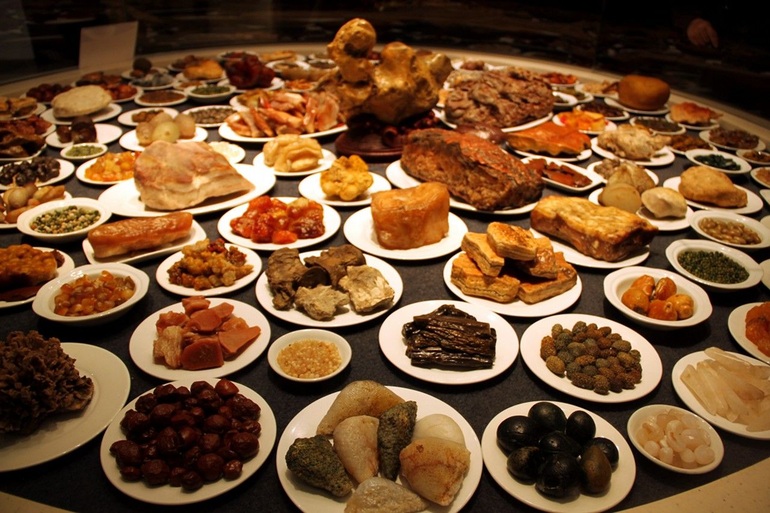 Bàn thức ăn xa xỉ của Hoàng đế nhà Thanh: Mỗi bữa 120 món, đồ thừa la liệt - 2