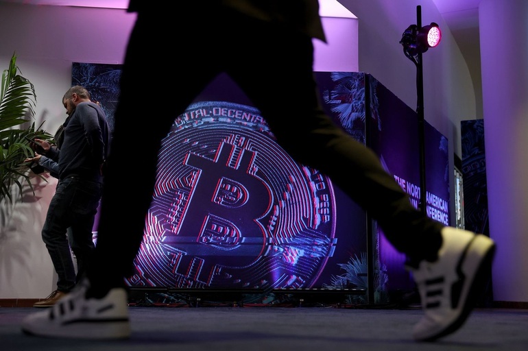 Bitcoin giảm xuống dưới 37.000 USD, thấp nhất 5 tháng - 1
