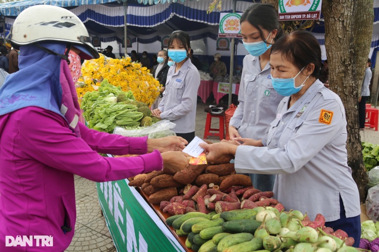 Gần Tết, người khó khăn đi chợ được mua hàng miễn phí, nhận lì xì - 2 Gần Tết, người khó khăn đi chợ được mua hàng miễn phí, nhận lì xì - 2