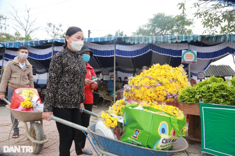 Gần Tết, người khó khăn đi chợ được mua hàng miễn phí, nhận lì xì - 3 Gần Tết, người khó khăn đi chợ được mua hàng miễn phí, nhận lì xì - 3