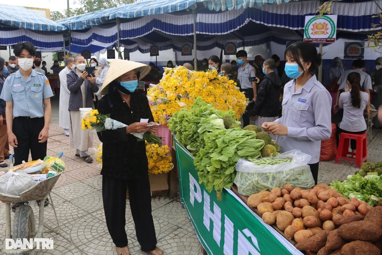 Gần Tết, người khó khăn đi chợ được mua hàng miễn phí, nhận lì xì - 4 Gần Tết, người khó khăn đi chợ được mua hàng miễn phí, nhận lì xì - 4