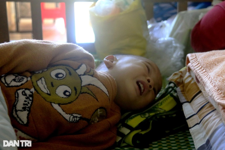 Thương cháu bé 3 tuổi vẫn co quắp, vật vã trong đau đớn như bị trời hành - 5 Thương cháu bé 3 tuổi vẫn co quắp, vật vã trong đau đớn như bị trời hành - 5