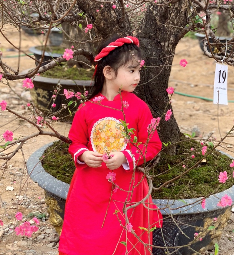 Em bé Hà Nội xinh phát hờn giữa hương xuân sắc Tết - 2 Em bé Hà Nội xinh phát hờn giữa hương xuân sắc Tết - 2