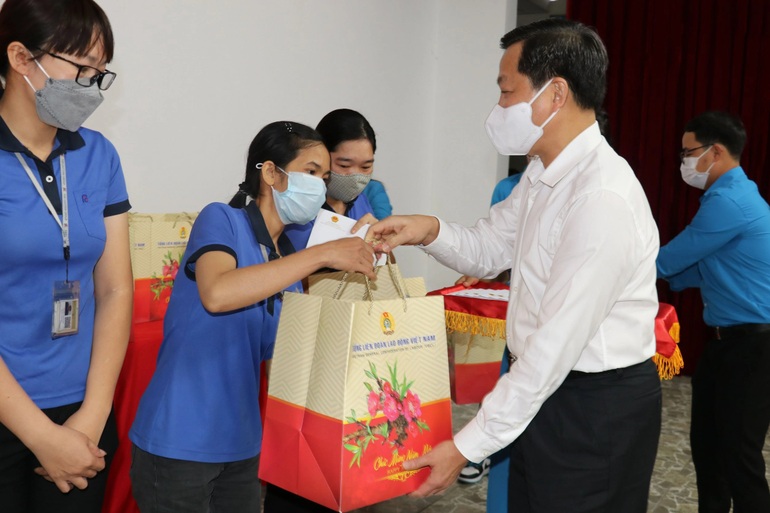 Phó Thủ tướng thăm, tặng quà người lao động, gia đình chính sách - 2 Phó Thủ tướng thăm, tặng quà người lao động, gia đình chính sách - 2