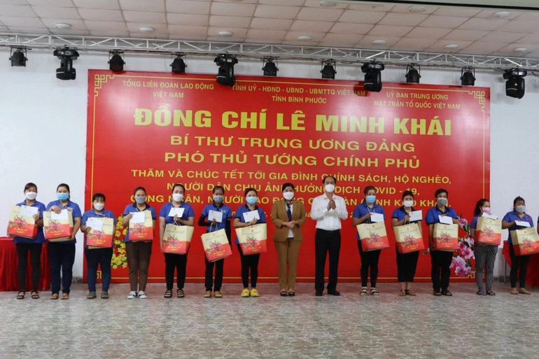 Phó Thủ tướng thăm, tặng quà người lao động, gia đình chính sách - 3 Phó Thủ tướng thăm, tặng quà người lao động, gia đình chính sách - 3