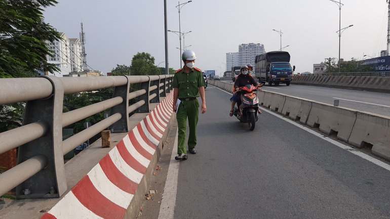 Công an vận động chủ tiệm sửa xe không rải đinh trên quốc lộ - 3 Công an vận động chủ tiệm sửa xe không rải đinh trên quốc lộ - 3