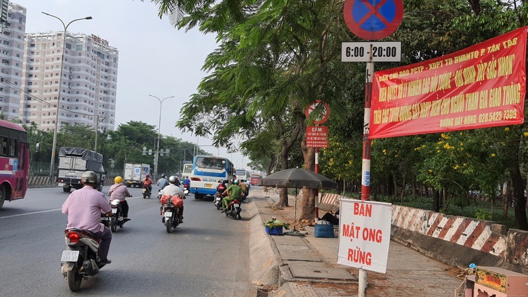 Công an vận động chủ tiệm sửa xe không rải đinh trên quốc lộ - 2 Công an vận động chủ tiệm sửa xe không rải đinh trên quốc lộ - 2
