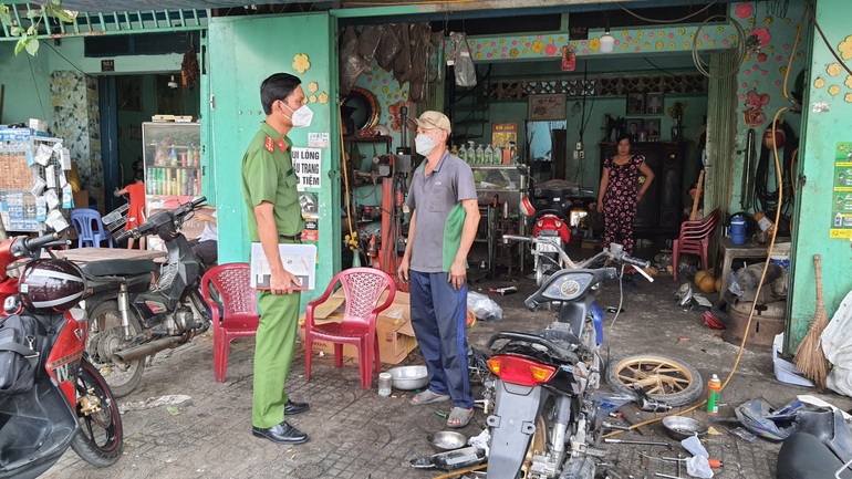 Công an vận động chủ tiệm sửa xe không rải đinh trên quốc lộ - 1 Công an vận động chủ tiệm sửa xe không rải đinh trên quốc lộ - 1