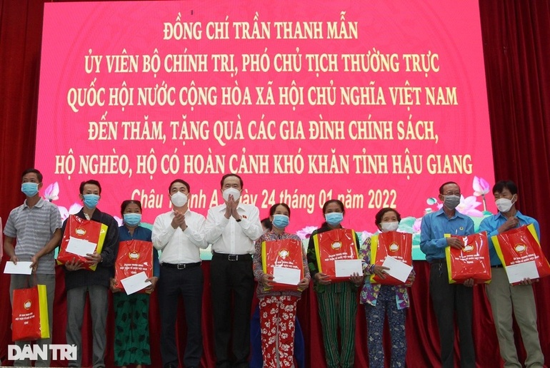 Phó Chủ tịch Thường trực Quốc hội trao quà Tết gia đình chính sách - 2 Phó Chủ tịch Thường trực Quốc hội trao quà Tết gia đình chính sách - 2
