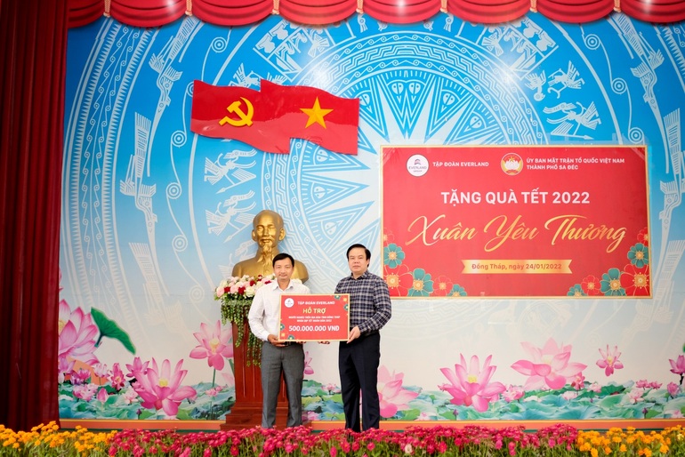 Tập đoàn Everland tài trợ đường hoa xuân, tặng quà Tết cho người nghèo tại Đồng Tháp - 2 Tập đoàn Everland tài trợ đường hoa xuân, tặng quà Tết cho người nghèo tại Đồng Tháp - 2