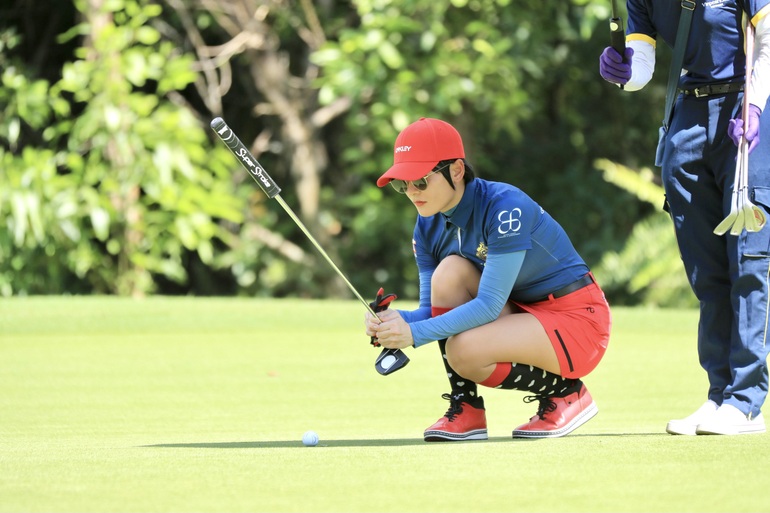 Á hậu Huyền My, người đẹp Thanh Tú đọ dáng xinh đẹp trên sân golf - 9 Á hậu Huyền My, người đẹp Thanh Tú đọ dáng xinh đẹp trên sân golf - 9