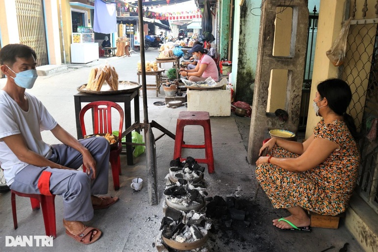 Đỏ lửa ngày đêm để làm nên loại bánh đánh thức hương vị Tết - 1