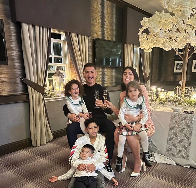 Cristiano Ronaldo có thể kiếm được 52 tỷ đồng từ một đăng tải - 5 Cristiano Ronaldo có thể kiếm được 52 tỷ đồng từ một đăng tải - 5