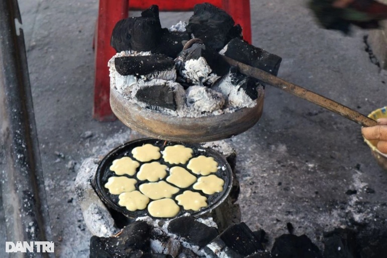 Đỏ lửa ngày đêm để làm nên loại bánh đánh thức hương vị Tết - 4