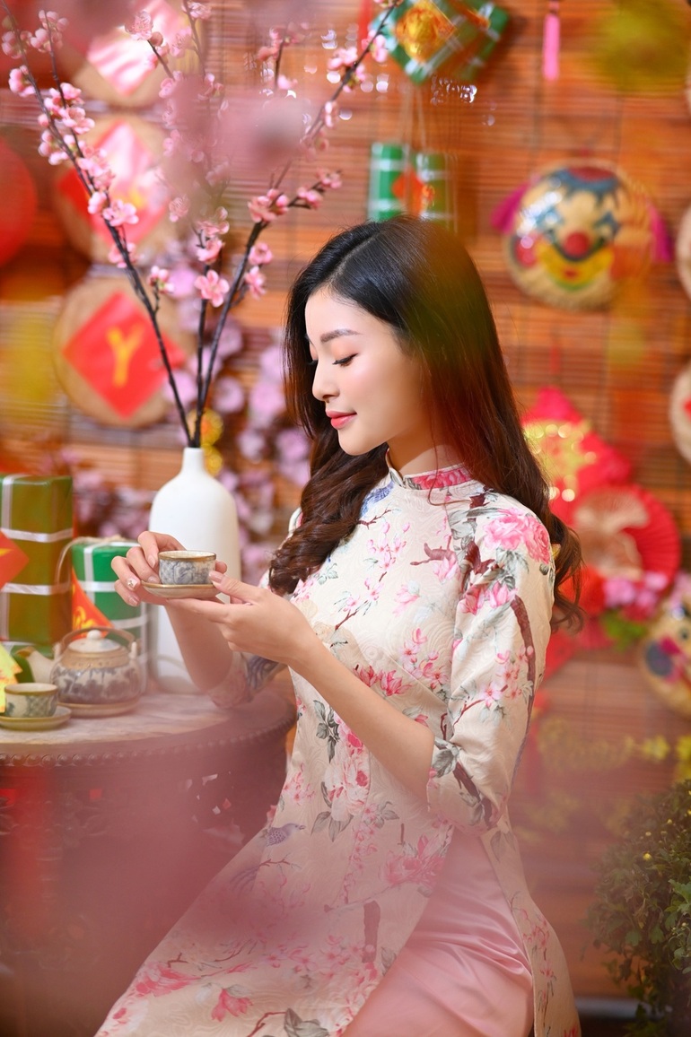 Á khôi Tài sắc Việt Nam duyên dáng trong bộ áo dài đón Tết - 4 Á khôi Tài sắc Việt Nam duyên dáng trong bộ áo dài đón Tết - 4