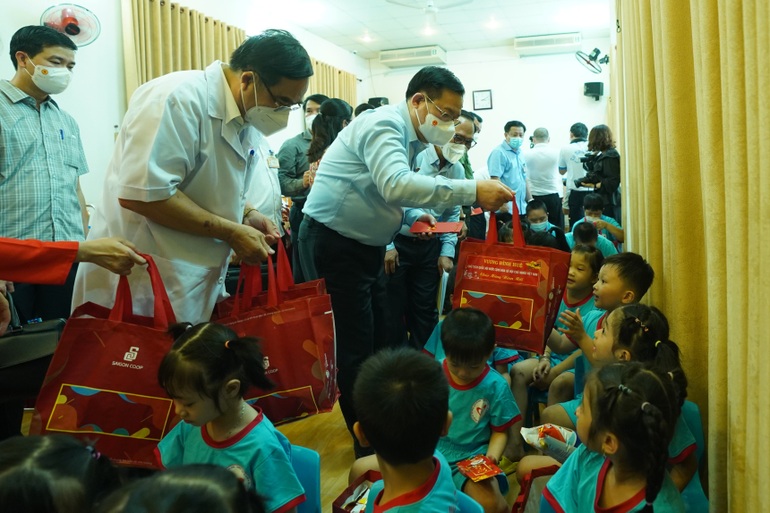 Chủ tịch Quốc hội đến thăm, tặng quà trẻ em khuyết tật tại TPHCM - 2 Chủ tịch Quốc hội đến thăm, tặng quà trẻ em khuyết tật tại TPHCM - 2