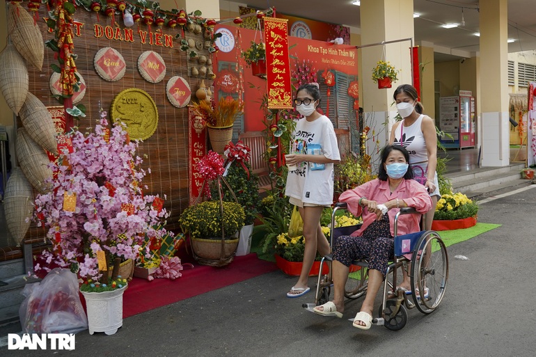Chị Đỗ Phương đến thăm mẹ đang điều trị tại Bệnh viện Chợ Rẫy cũng rất bất ngờ khi đội ngũ nhân viên y tế của bệnh viện lại tổ chức một đường hoa với nhiều gian hàng được bài trí rất đẹp, đầy đủ các tiểu cảnh 