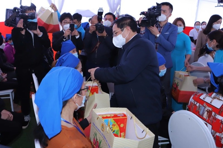 Thủ tướng thăm và tặng quà Tết công nhân khó khăn tại Thanh Hóa - 5 Thủ tướng thăm và tặng quà Tết công nhân khó khăn tại Thanh Hóa - 5