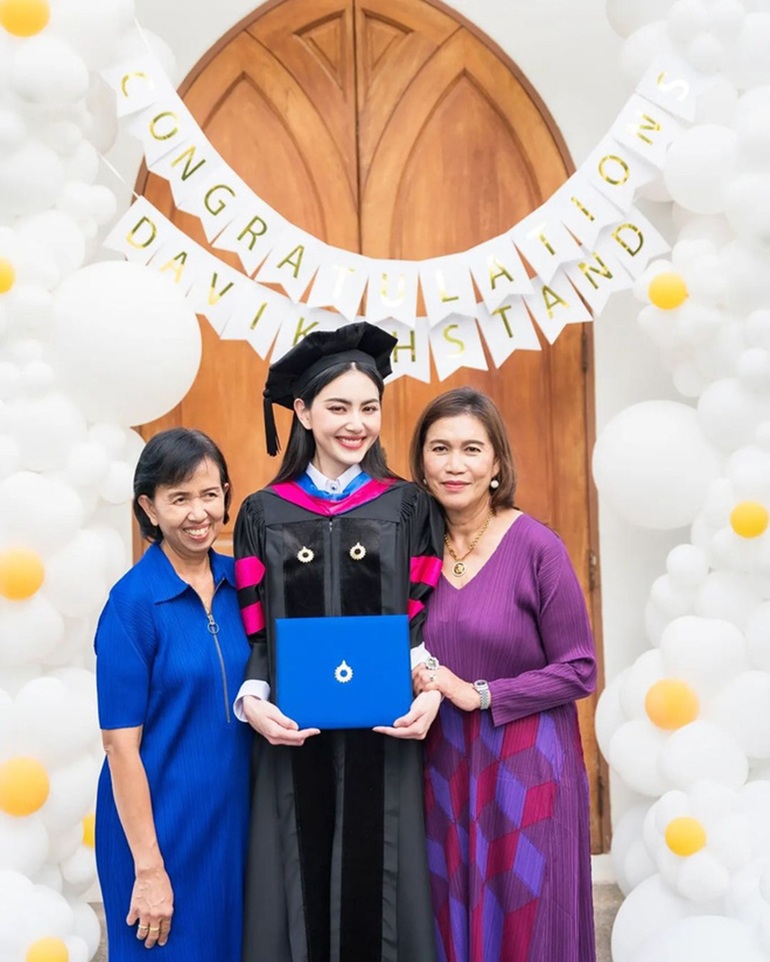 Cộng đồng mạng rộn ràng chúc mừng ma nữ Thái Lan tốt nghiệp thạc sĩ - 4 Cộng đồng mạng rộn ràng chúc mừng ma nữ Thái Lan tốt nghiệp thạc sĩ - 4