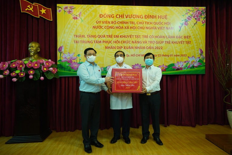 Chủ tịch Quốc hội đến thăm, tặng quà trẻ em khuyết tật tại TPHCM - 3 Chủ tịch Quốc hội đến thăm, tặng quà trẻ em khuyết tật tại TPHCM - 3