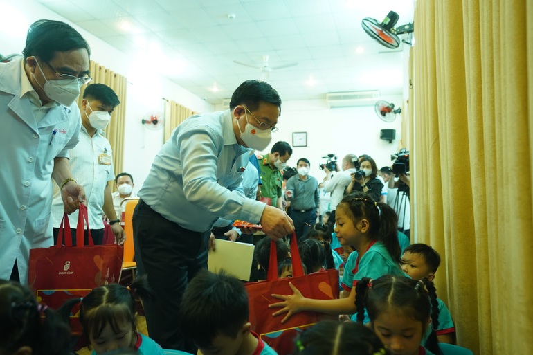Chủ tịch Quốc hội đến thăm, tặng quà trẻ em khuyết tật tại TPHCM - 4 Chủ tịch Quốc hội đến thăm, tặng quà trẻ em khuyết tật tại TPHCM - 4