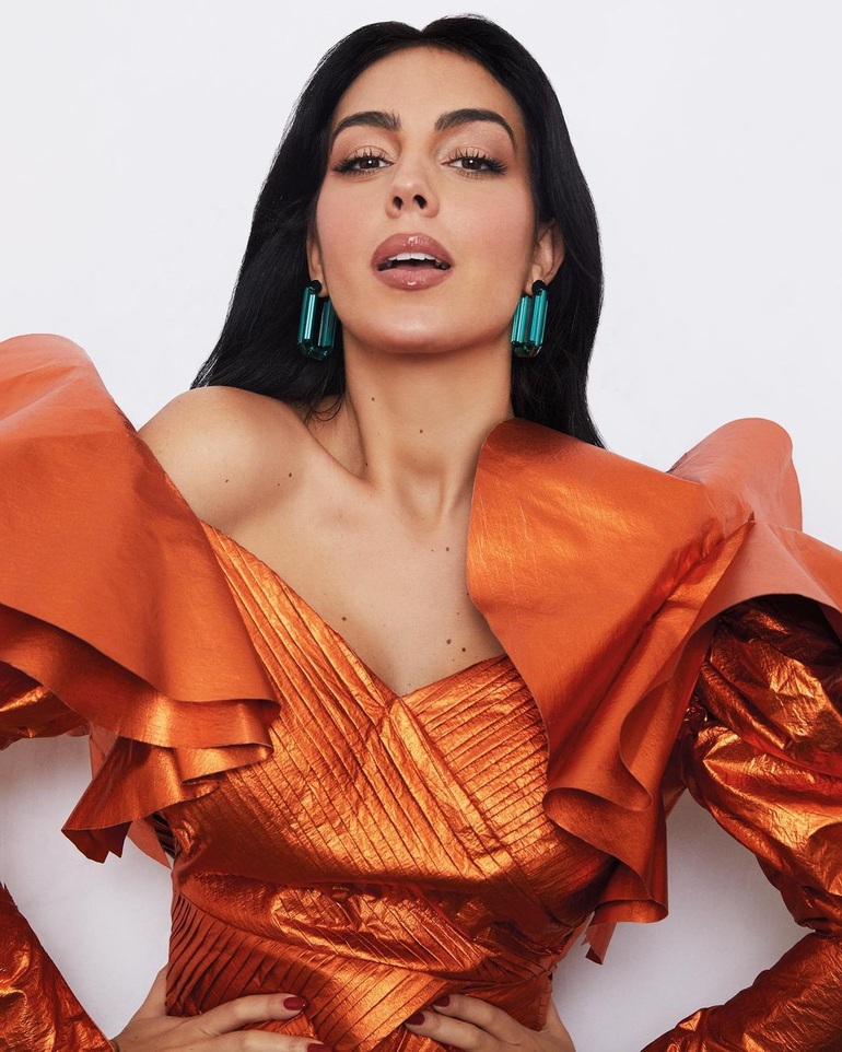 Lọ Lem Georgina Rodriguez phải học cách làm quen với độ giàu của Ronaldo - 1