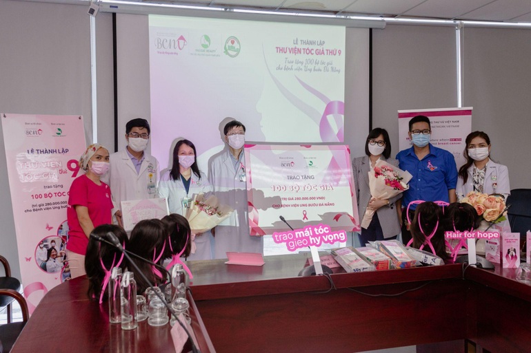 Thẩm mỹ Thu Cúc và BCNV thành lập Thư viện tóc tại Bệnh viện Ung bướu Đà Nẵng - 1