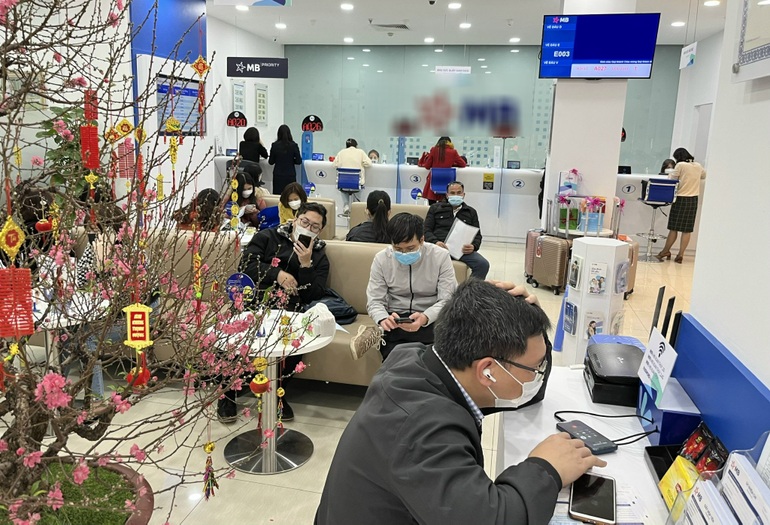 Khách đổ xô tới ngân hàng, đợi nửa tiếng đồng hồ chưa tới lượt - 1 Khách đổ xô tới ngân hàng, đợi nửa tiếng đồng hồ chưa tới lượt - 1