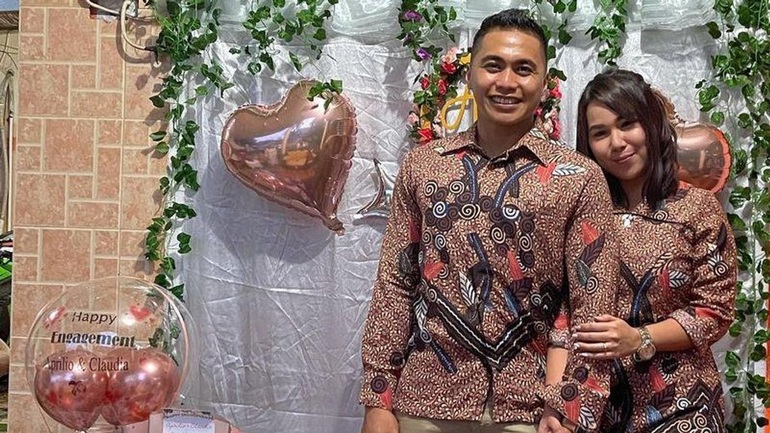 Nữ VĐV bóng chuyền chuyển giới của Indonesia bất ngờ… lấy vợ - 2 Nữ VĐV bóng chuyền chuyển giới của Indonesia bất ngờ… lấy vợ - 2