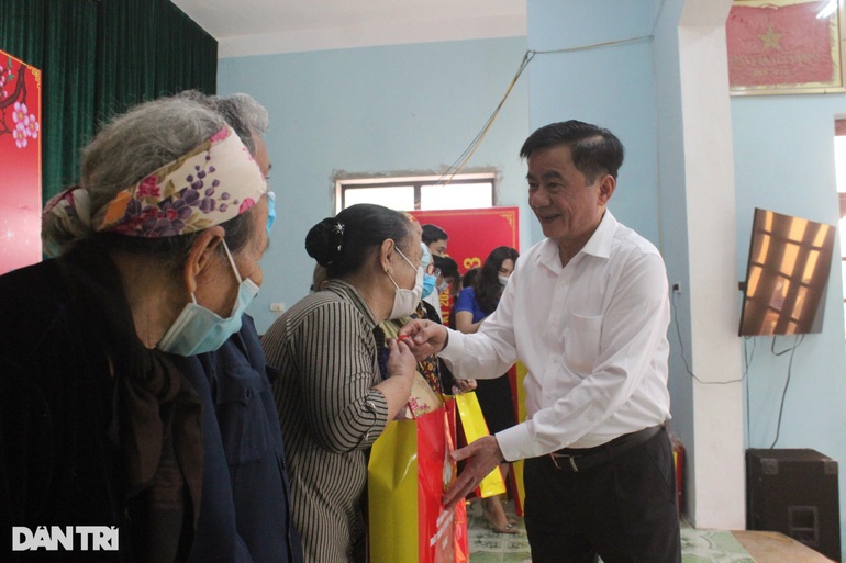 Chủ nhiệm UBKT Trung ương tặng quà Tết gia đình chính sách, hộ nghèo - 2 Chủ nhiệm UBKT Trung ương tặng quà Tết gia đình chính sách, hộ nghèo - 2