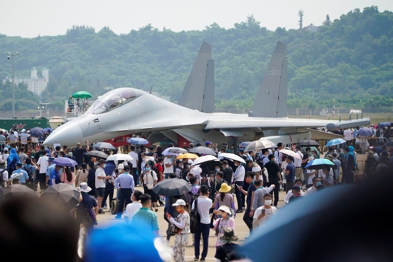 Trung Quốc lần đầu đưa máy bay tác chiến điện tử áp sát Đài Loan - 1