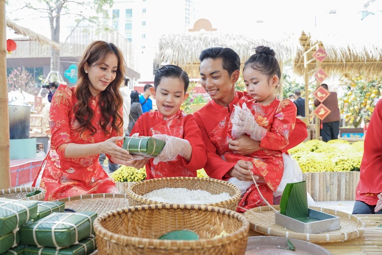 Các nhóc tì nhà sao Việt mê tít các trò chơi dân gian tại Hội Hoa xuân 2022 - 2 Các nhóc tì nhà sao Việt mê tít các trò chơi dân gian tại Hội Hoa xuân 2022 - 2