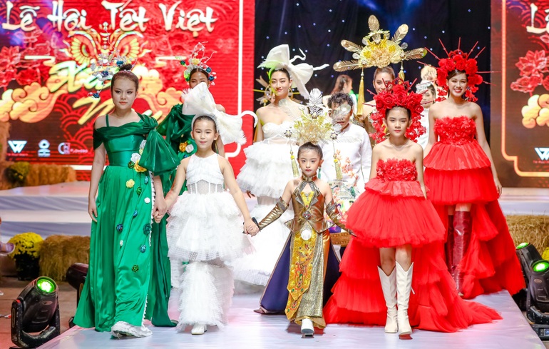 Hoa hậu Đỗ Thị Hà diễn vedette sau khi về nước - 4 Hoa hậu Đỗ Thị Hà diễn vedette sau khi về nước - 4