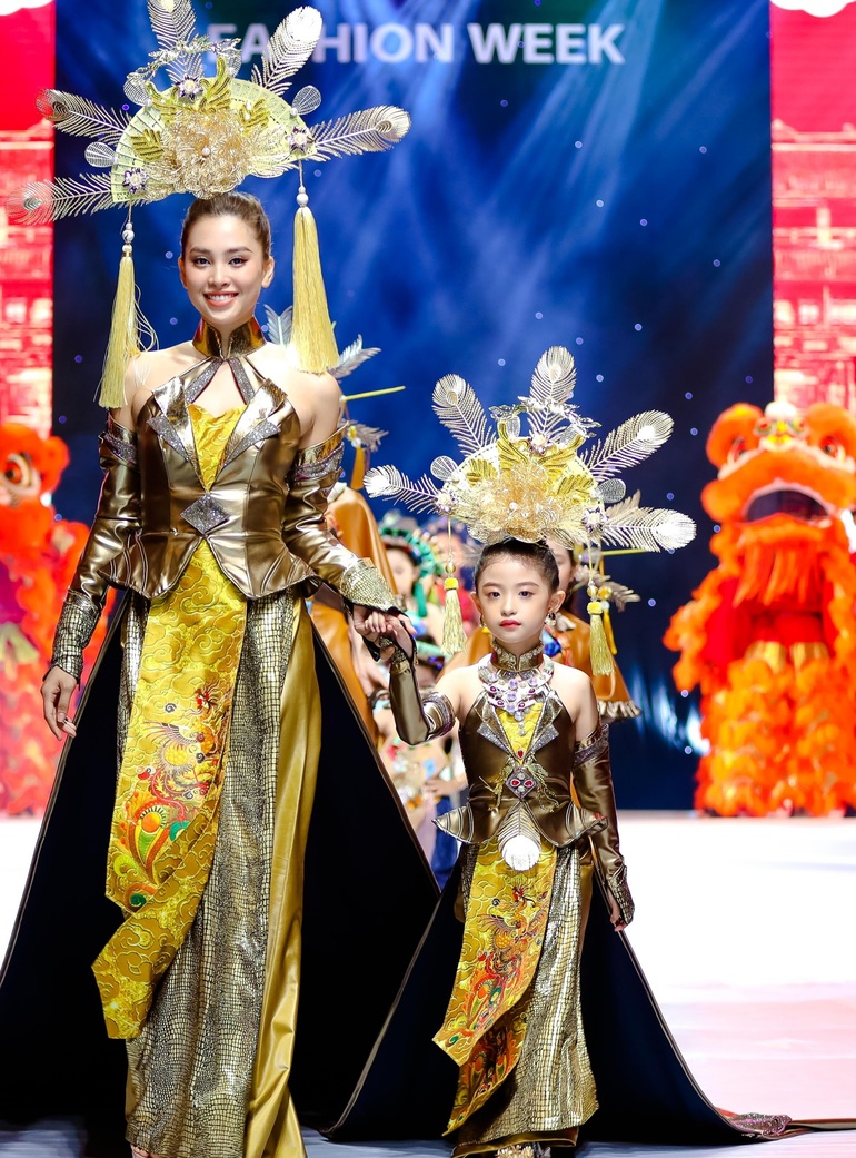 Hoa hậu Đỗ Thị Hà diễn vedette sau khi về nước - 5 Hoa hậu Đỗ Thị Hà diễn vedette sau khi về nước - 5