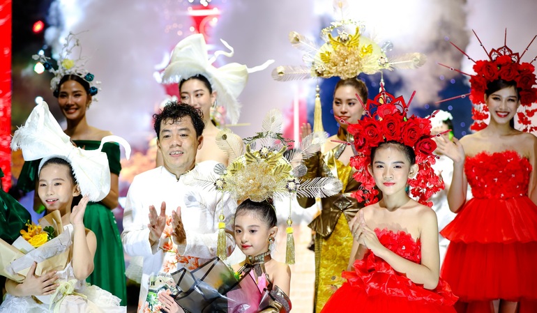 Hoa hậu Đỗ Thị Hà diễn vedette sau khi về nước - 3 Hoa hậu Đỗ Thị Hà diễn vedette sau khi về nước - 3