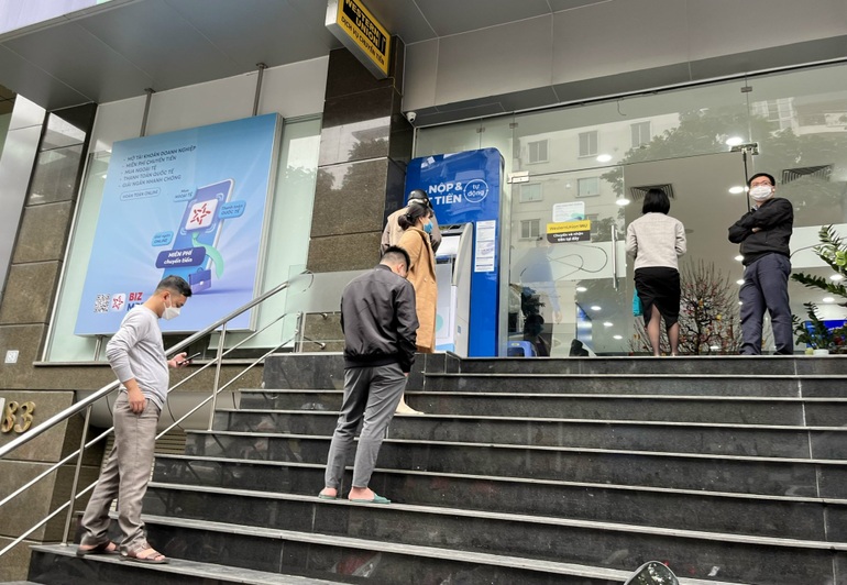Khách đổ xô tới ngân hàng, đợi nửa tiếng đồng hồ chưa tới lượt - 3 Khách đổ xô tới ngân hàng, đợi nửa tiếng đồng hồ chưa tới lượt - 3