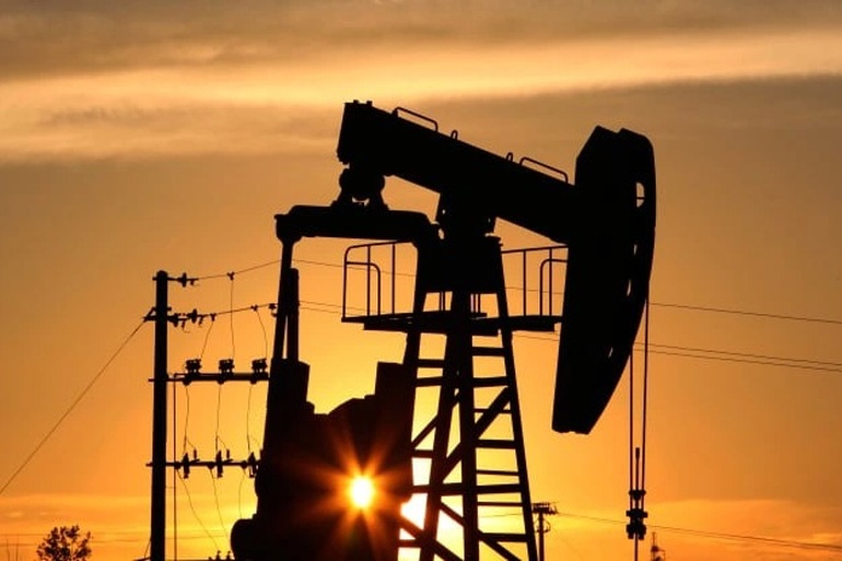 Giá dầu vượt mốc 100 USD/thùng sau tuyên bố rắn của Nga - 1