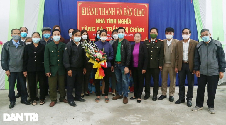 Người phụ nữ côi cút trong nhà thờ liệt sĩ nhận Nhà tình nghĩa dịp cuối năm - 1 Người phụ nữ côi cút trong nhà thờ liệt sĩ nhận Nhà tình nghĩa dịp cuối năm - 1