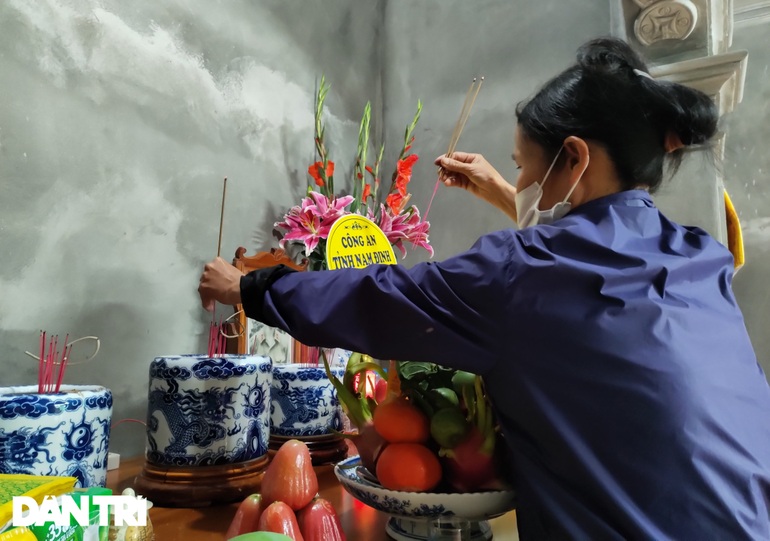 Người phụ nữ côi cút trong nhà thờ liệt sĩ nhận Nhà tình nghĩa dịp cuối năm - 2 Người phụ nữ côi cút trong nhà thờ liệt sĩ nhận Nhà tình nghĩa dịp cuối năm - 2